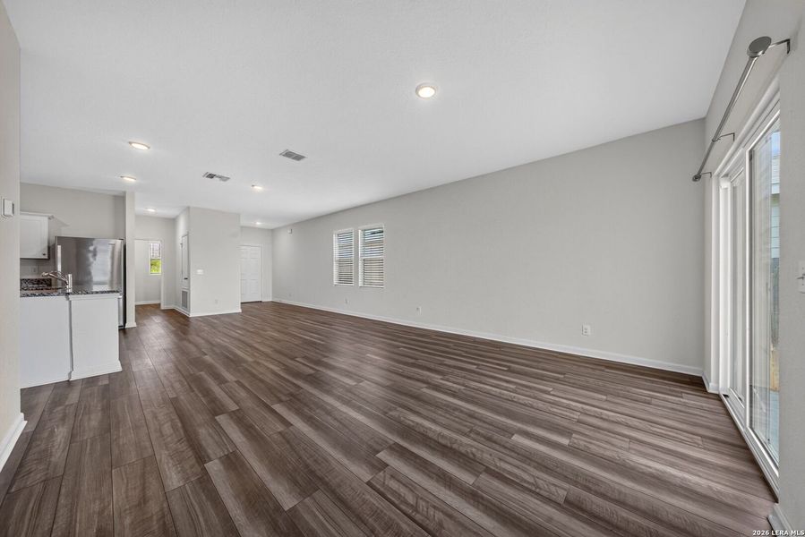 Spacious, unfurnished interior of a new home in Hennersby Hollow, San Antonio (Image 22).