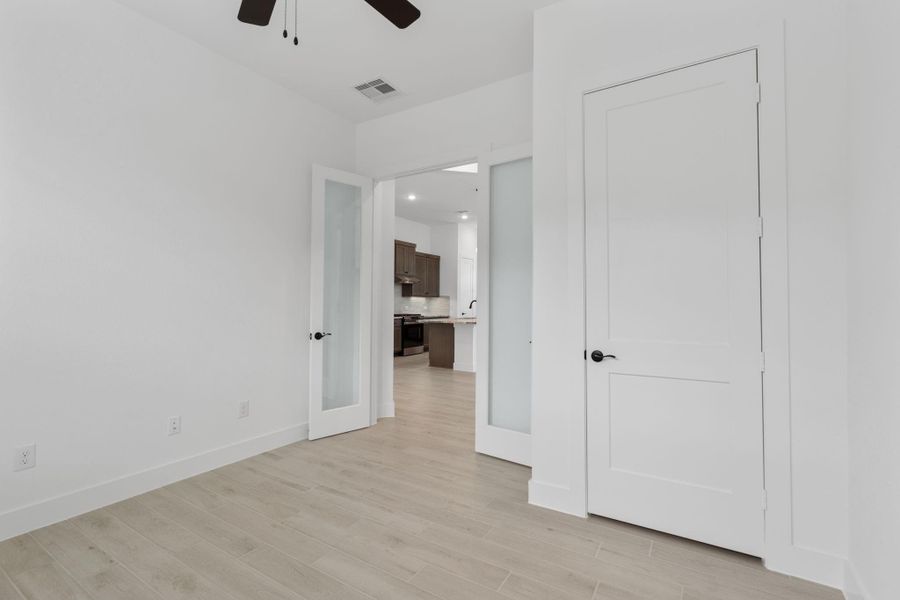 Spacious, unfurnished interior of a new home in Riceland, Mont Belvieu (Image 27).