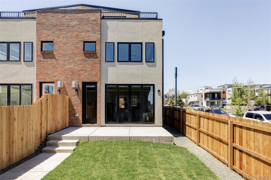 Fenced Backyard - perfect for furry friends! Fenced Backyard - perfect for furry friends!