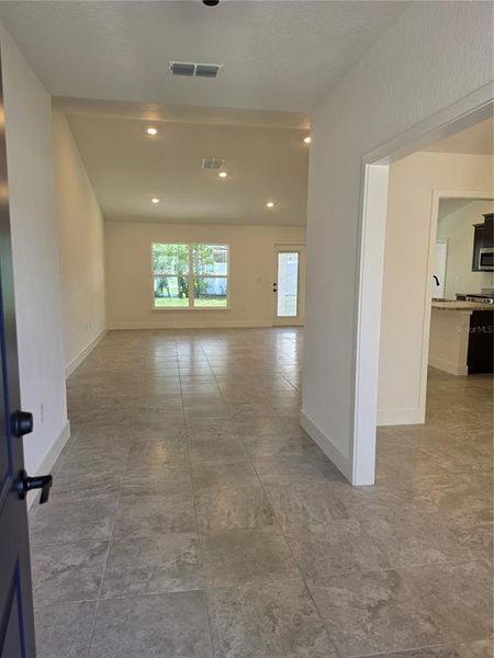 Spacious, unfurnished interior of a new home in Spring Hill, Spring Hill (Image 8).