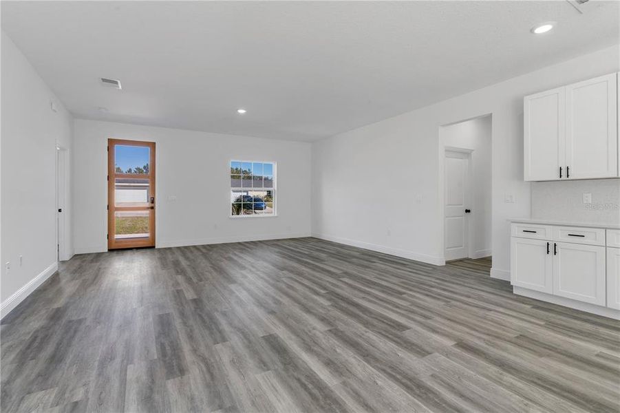 Spacious, unfurnished interior of a new home in , Ocala (Image 8).
