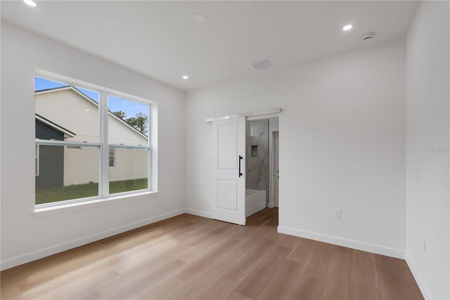 Spacious, unfurnished interior of a new home in , Palm Bay (Image 15).