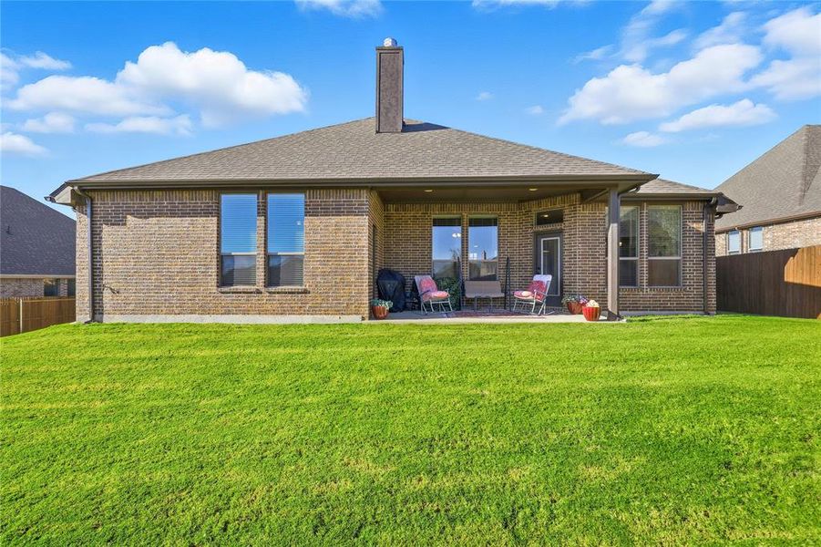 Exterior details and patio area of a home in Oak Hills, Burleson (Image 23).