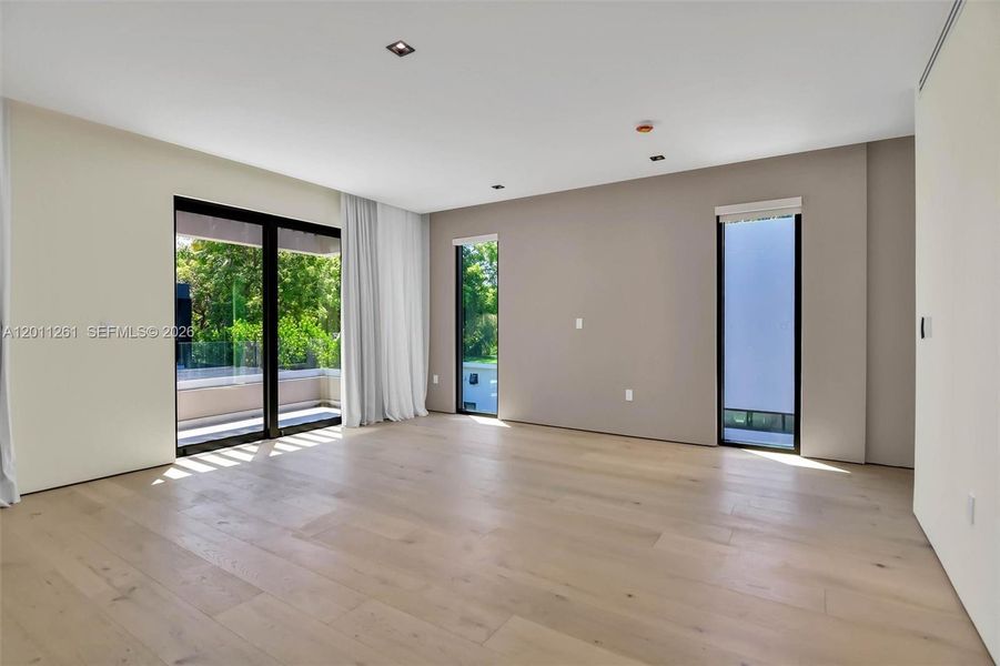 Spacious, unfurnished interior of a new home in , Miami (Image 49).