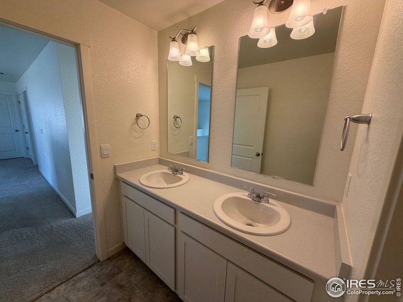 Guest bath on upper level with 2 sinks Guest bath on upper level with 2 sinks