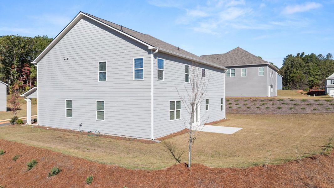 Representative exterior details of a home built from the MANSFIELD by D.R. Horton in Thompson Ridge, Dallas (Image 20).