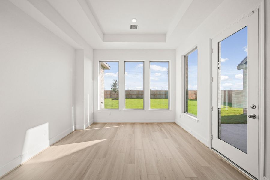 Spacious, unfurnished interior of a new home in Valencia 70', Manvel (Image 22).