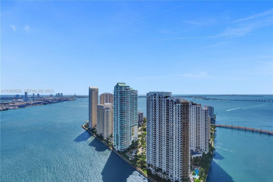 Condo located in Miami, FL showcasing its design and architecture (Image 28).