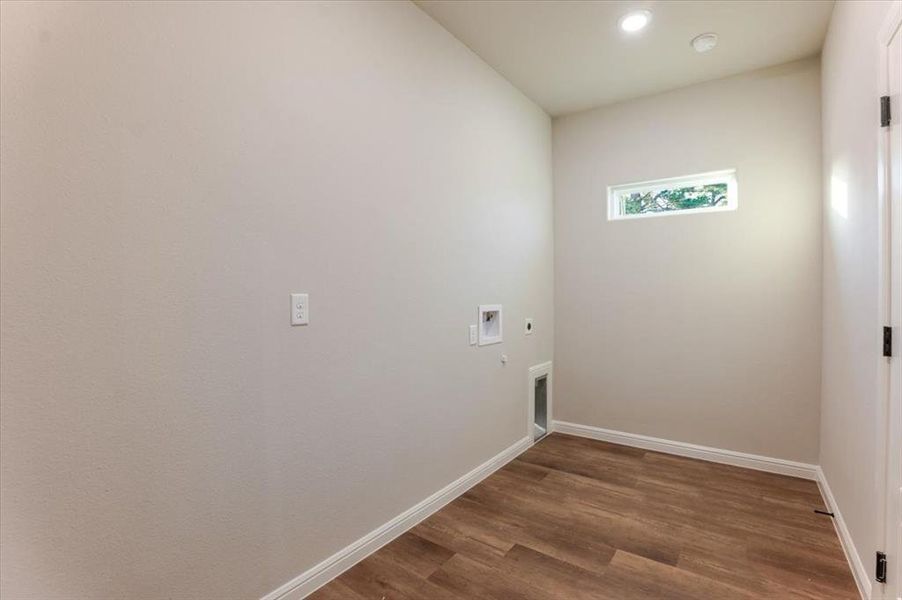 Spacious, unfurnished interior of a new home in , Tolar (Image 25).
