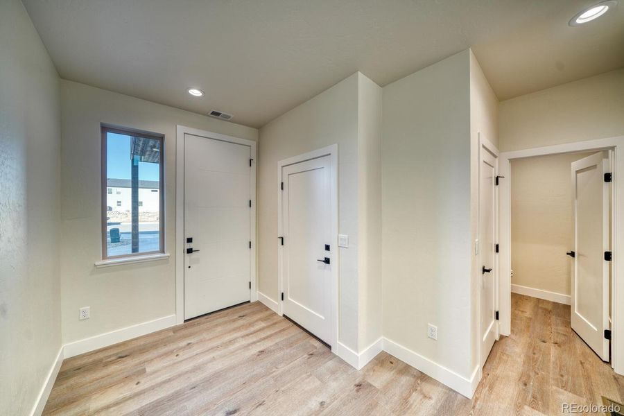 Spacious, unfurnished interior of a new home in , Salida (Image 22).