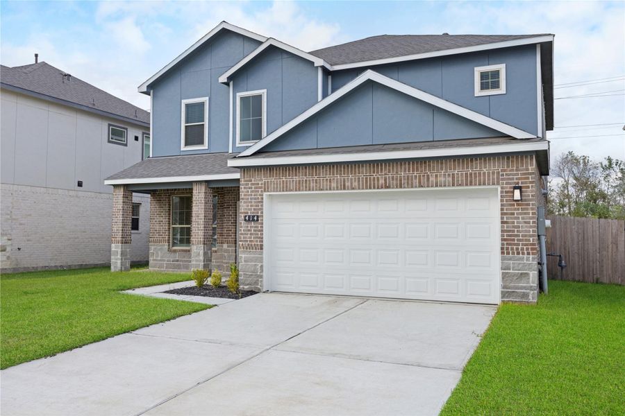 Front exterior of a new home in Kendall Lakes, Alvin, TX, highlighting curb appeal (Image 1).