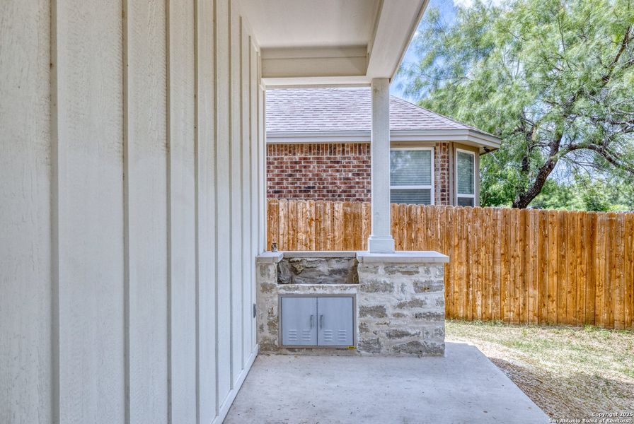 Exterior details and patio area of a home in , Uvalde (Image 20).