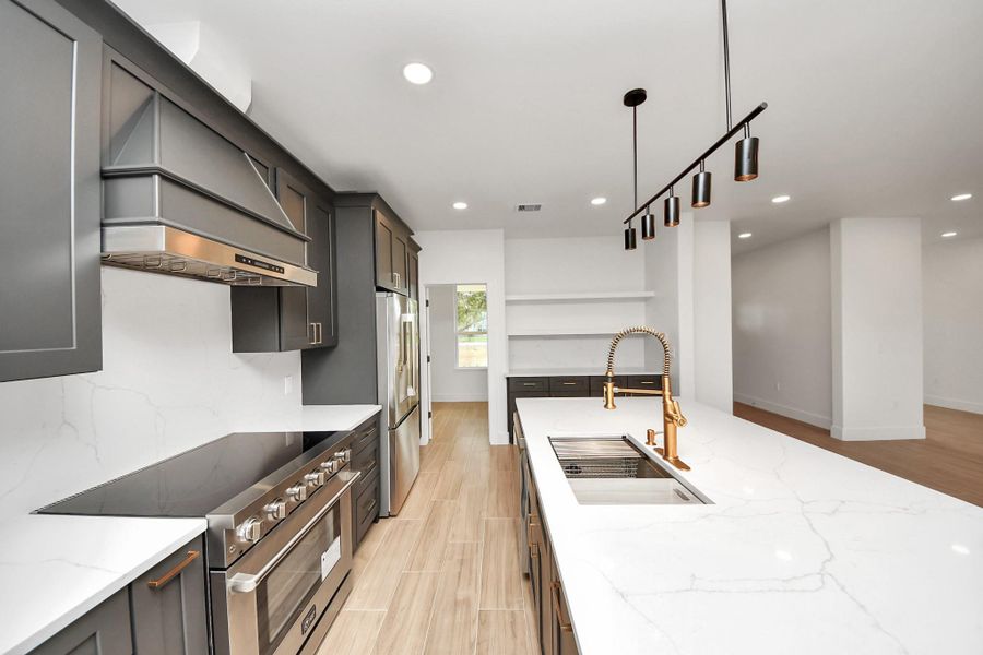 Furnished interior view inside a new home in , Rosharon (Image 10).