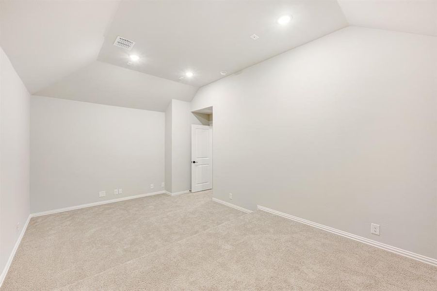 Spacious, unfurnished interior of a new home in Hulen Trails, Fort Worth (Image 36).