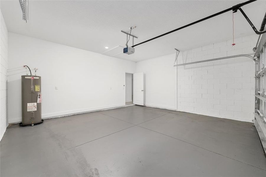 Spacious, unfurnished interior of a new home in , Citrus Springs (Image 39).