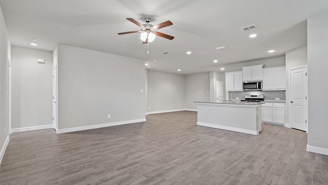 Spacious, unfurnished interior of a new home in Trails of Elizabeth Creek, Fort Worth (Image 19). Spacious, unfurnished interior of a new home in Trails of Elizabeth Creek, Fort Worth (Image 19).
