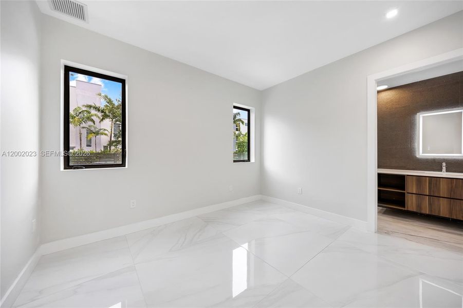 Spacious, unfurnished interior of a new home in , Fort Lauderdale (Image 41).
