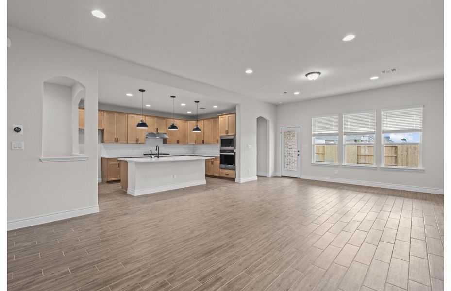 Spacious, unfurnished interior of a new home in Davis Ranch, San Antonio (Image 9).