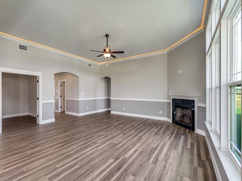 Spacious, unfurnished interior of a new home in Las Palomas Country Club Estates, La Vernia (Image 18).