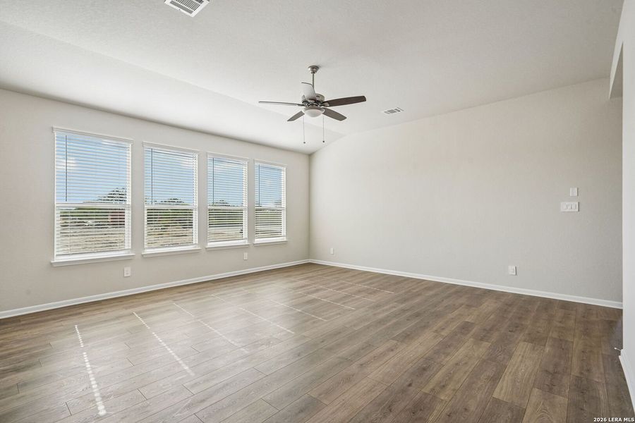 Spacious, unfurnished interior of a new home in Thomas Pond, San Antonio (Image 24).