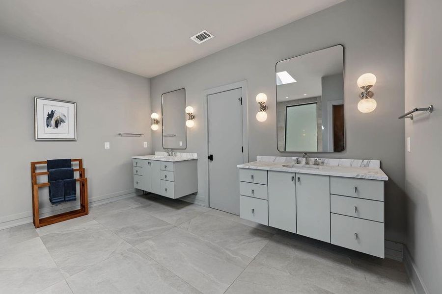 Furnished interior view inside a new home in , Atlanta (Image 67).