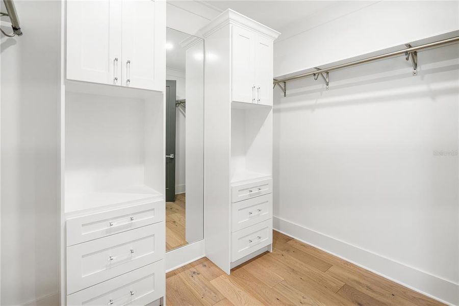 Spacious, unfurnished interior of a new home in , Sarasota (Image 21).