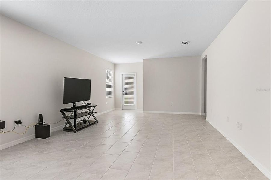 Spacious, unfurnished interior of a new home in Lake Deer Estates, Poinciana (Image 12).