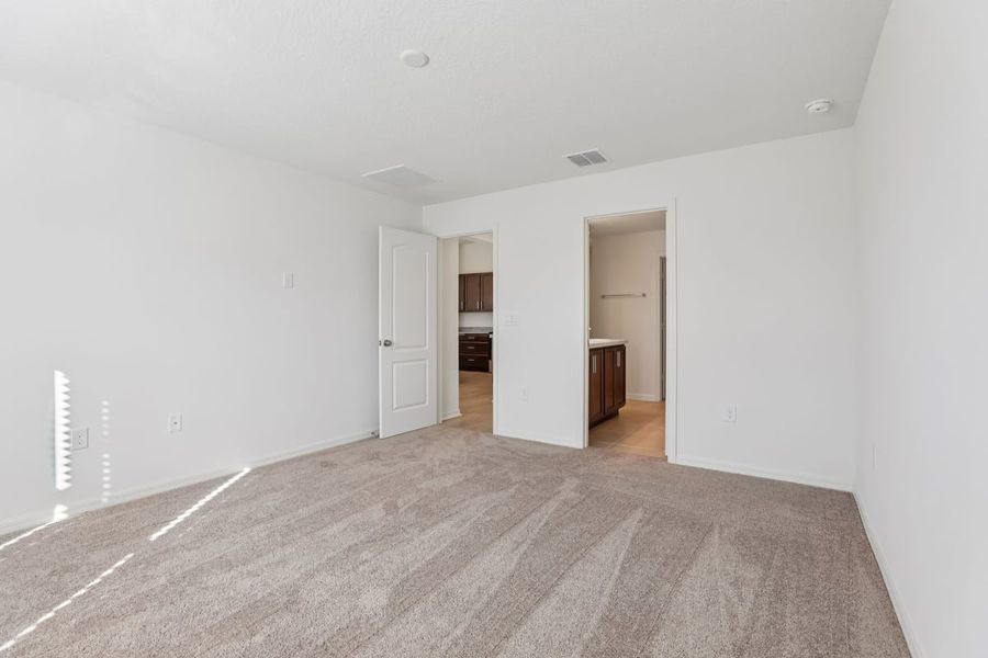 Spacious, unfurnished interior of a new home in Robins Run, Lake Wales (Image 18).