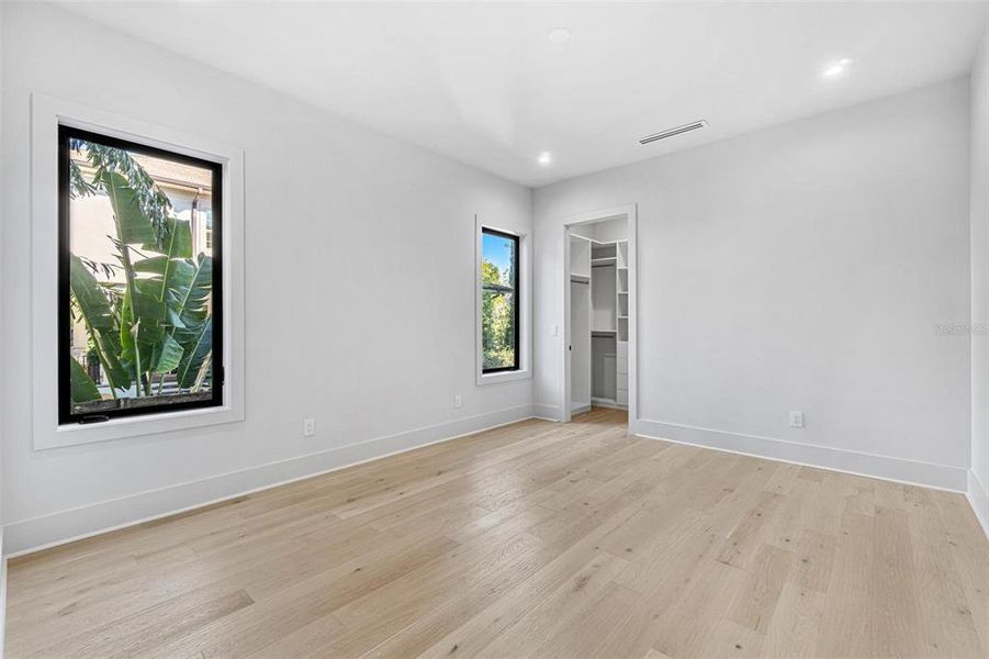 Spacious, unfurnished interior of a new home in , Tampa (Image 18).
