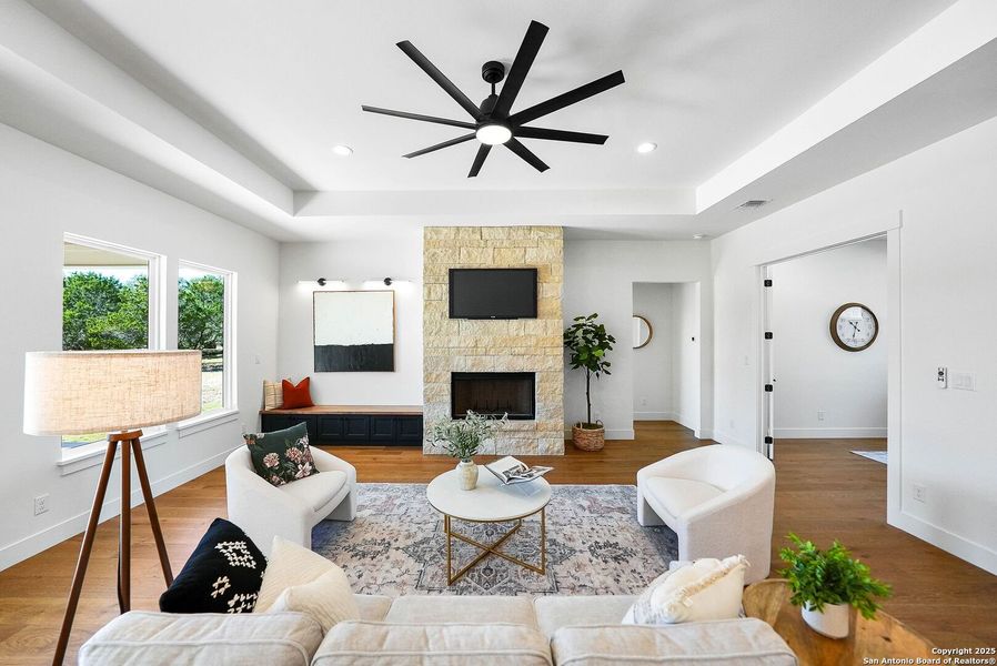 Furnished interior view inside a new home in , Bandera (Image 14).