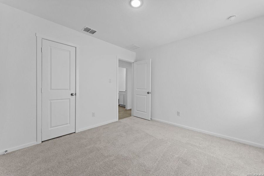 Spacious, unfurnished interior of a new home in Higdon Crossing, San Antonio (Image 27).