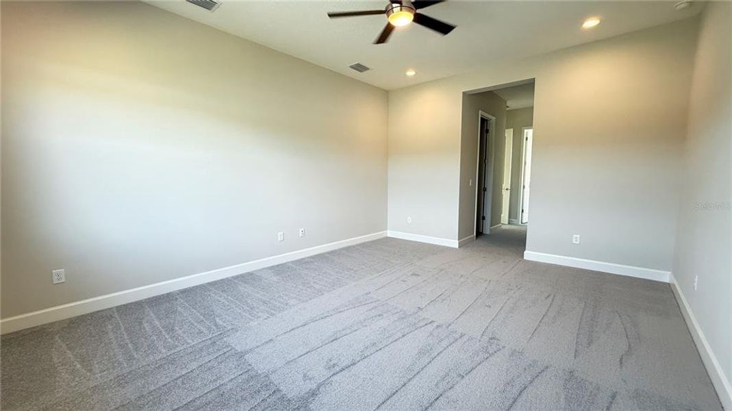Spacious, unfurnished interior of a new home in Valencia Ridge, Wesley Chapel (Image 32).
