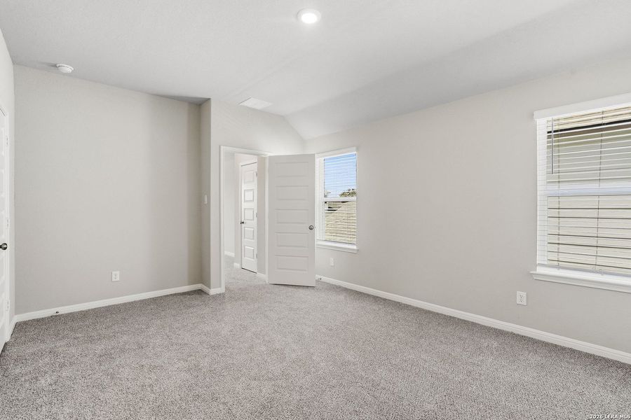 Spacious, unfurnished interior of a new home in Cinco Lakes, San Antonio (Image 24).