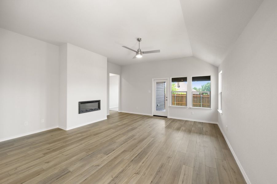Spacious, unfurnished interior of a new home in Pirate Village, Granbury (Image 16).