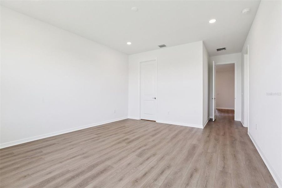 Spacious, unfurnished interior of a new home in Isla Mirada, San Antonio (Image 51).