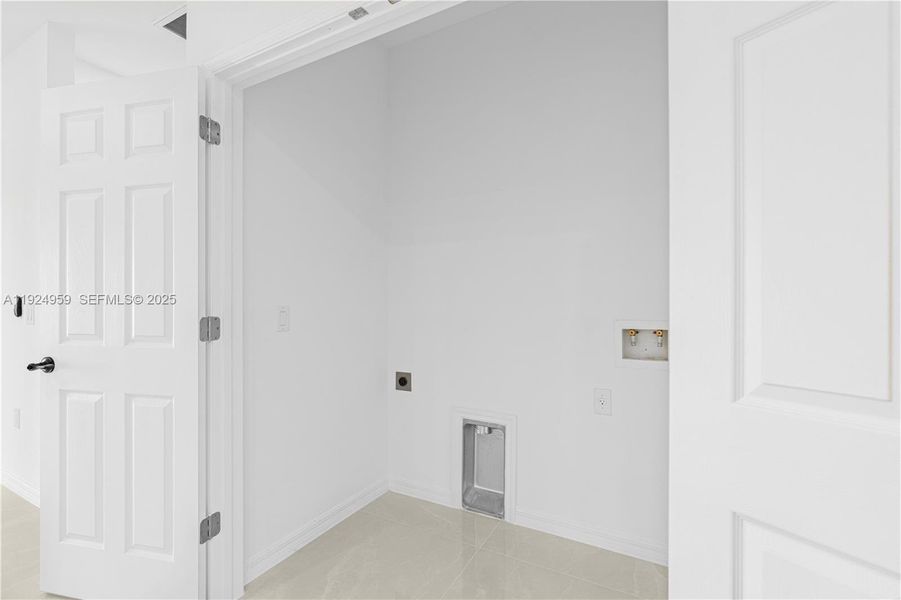 Spacious, unfurnished interior of a new home in , Lehigh Acres (Image 30).