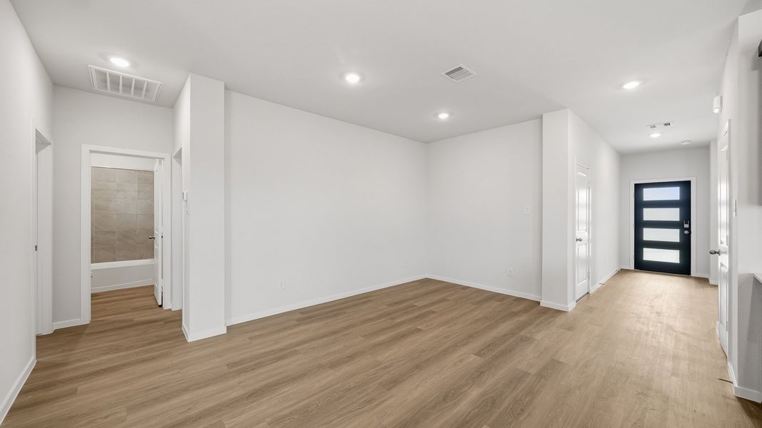 Spacious, unfurnished interior of a new home in Sunterra Lakes, Brookshire (Image 20).