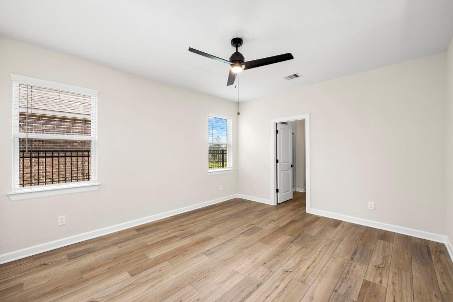 Spacious, unfurnished interior of a new home in Sunterra, Katy (Image 11).