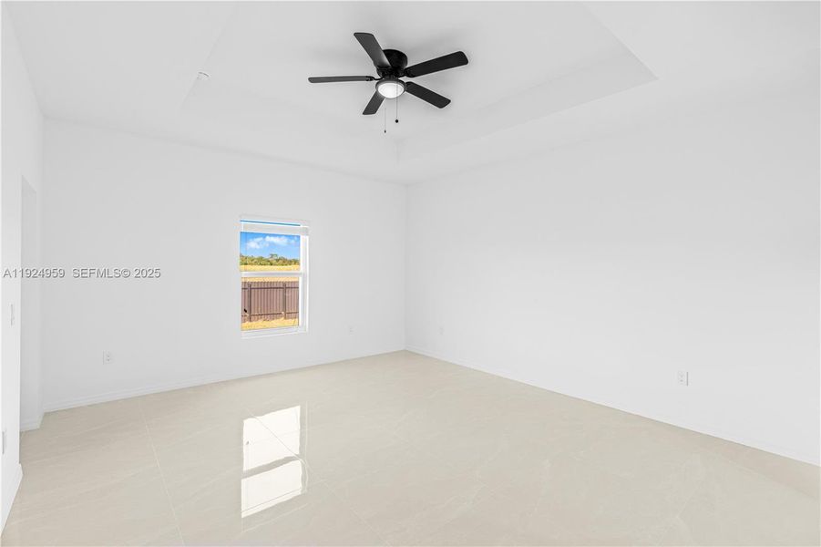 Spacious, unfurnished interior of a new home in , Lehigh Acres (Image 14).