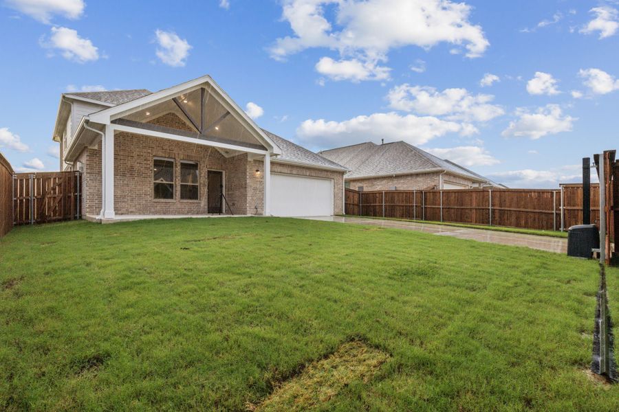 Exterior details and patio area of a home in Dove Hollow, Waxahachie (Image 20).