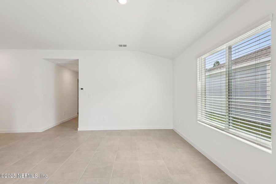 Spacious, unfurnished interior of a new home in Azalea Creek, Jacksonville (Image 34).