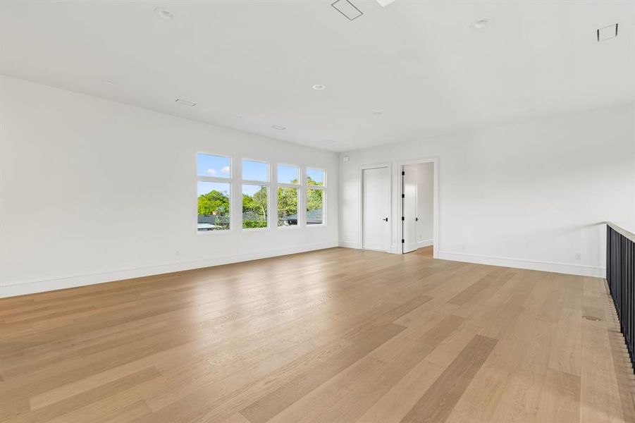 Spacious, unfurnished interior of a new home in , Dallas (Image 20).