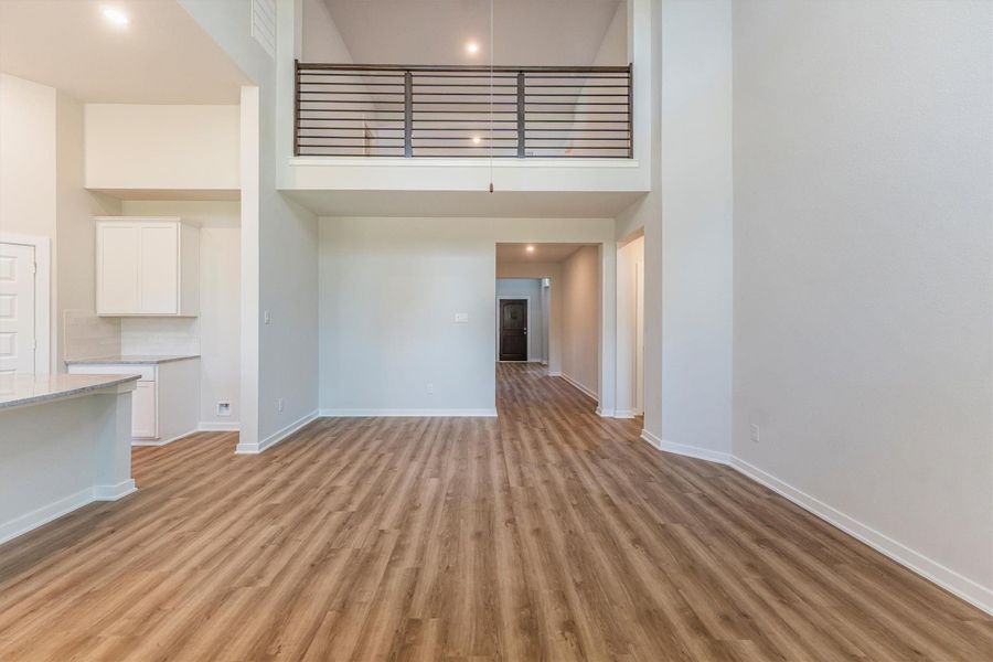 Spacious, unfurnished interior of a new home in Deer Pines, Conroe (Image 20).