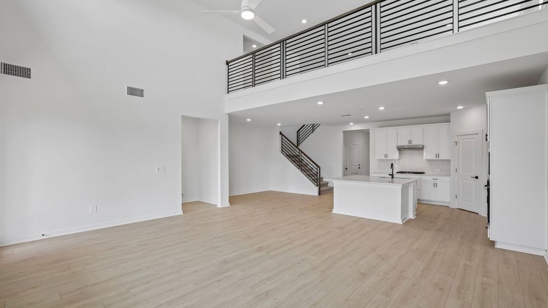 Spacious, unfurnished interior of a new home in Rosenbusch Ranch, Leander (Image 28).