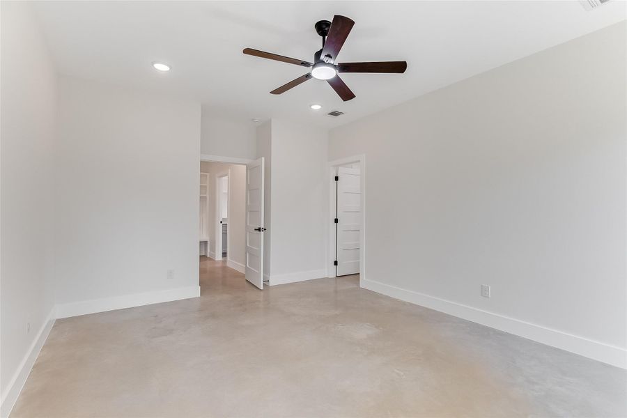 Spacious, unfurnished interior of a new home in , Marble Falls (Image 25).