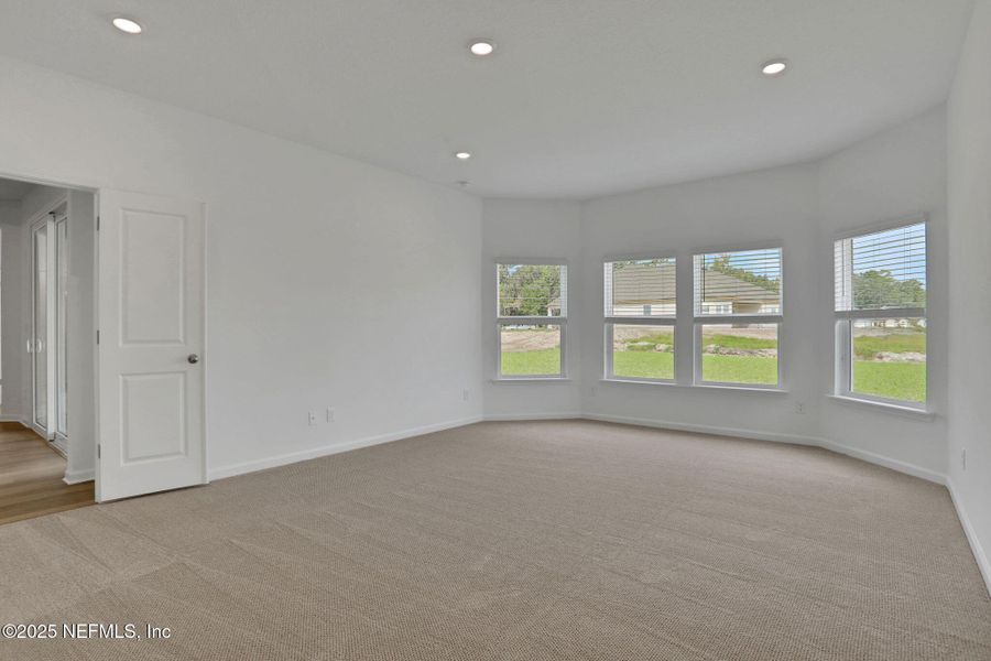 Spacious, unfurnished interior of a new home in Jennings Farm, Middleburg (Image 20).