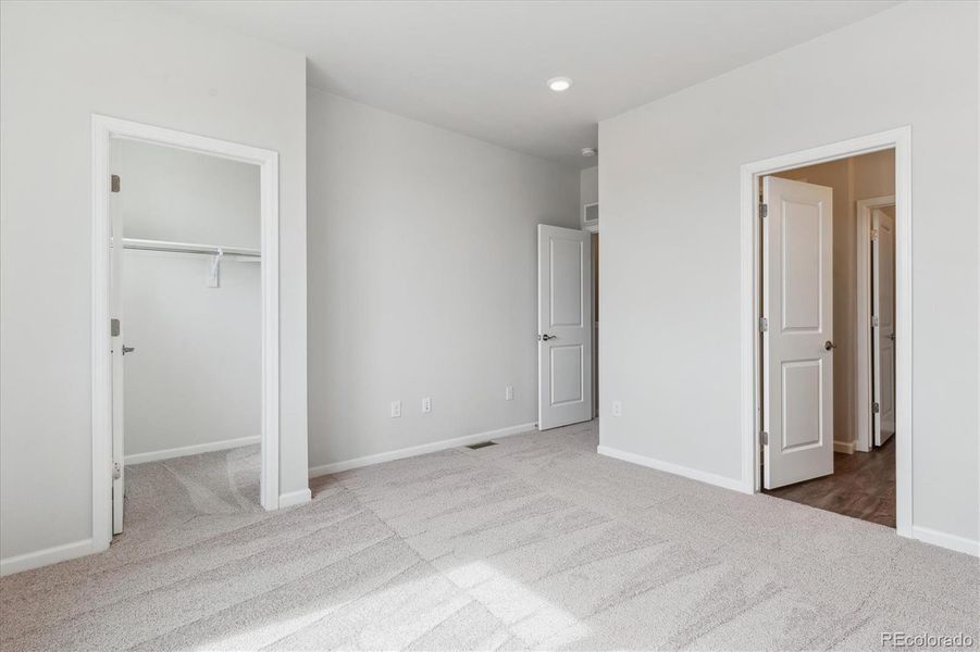 Spacious, unfurnished interior of a new home in Townhome Collection at Grand Vue at Interlocken, Broomfield (Image 13).