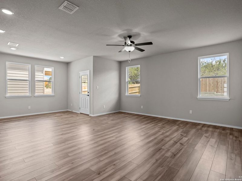 Spacious, unfurnished interior of a new home in Royal Crest, San Antonio (Image 23).
