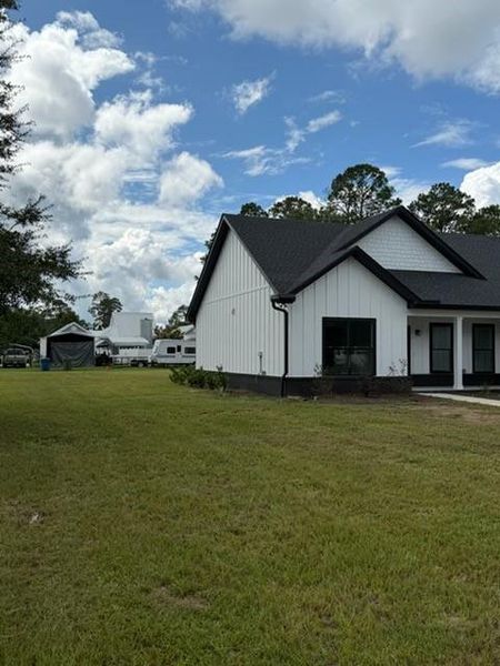 Exterior details and patio area of a home in , Jesup (Image 4).