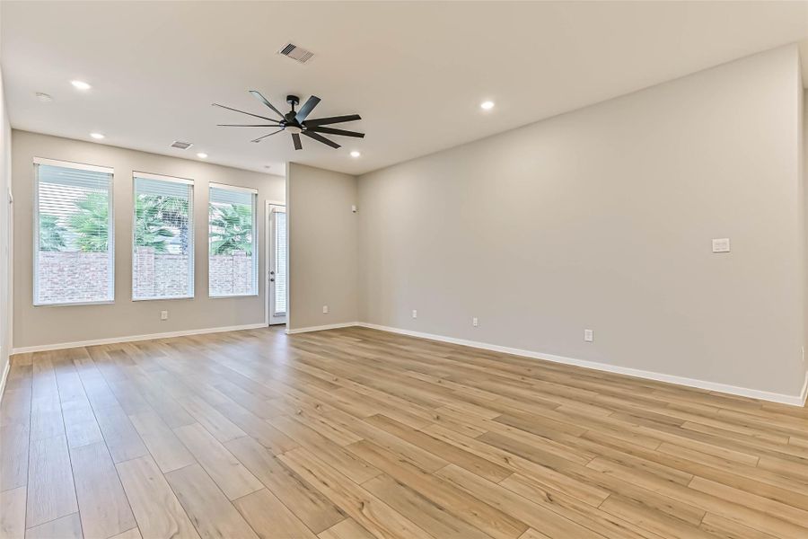 Spacious, unfurnished interior of a new home in Lago Mar, Texas City (Image 36).
